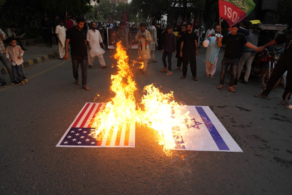 伊朗民众焚烧以色列和美国国旗。　美联社