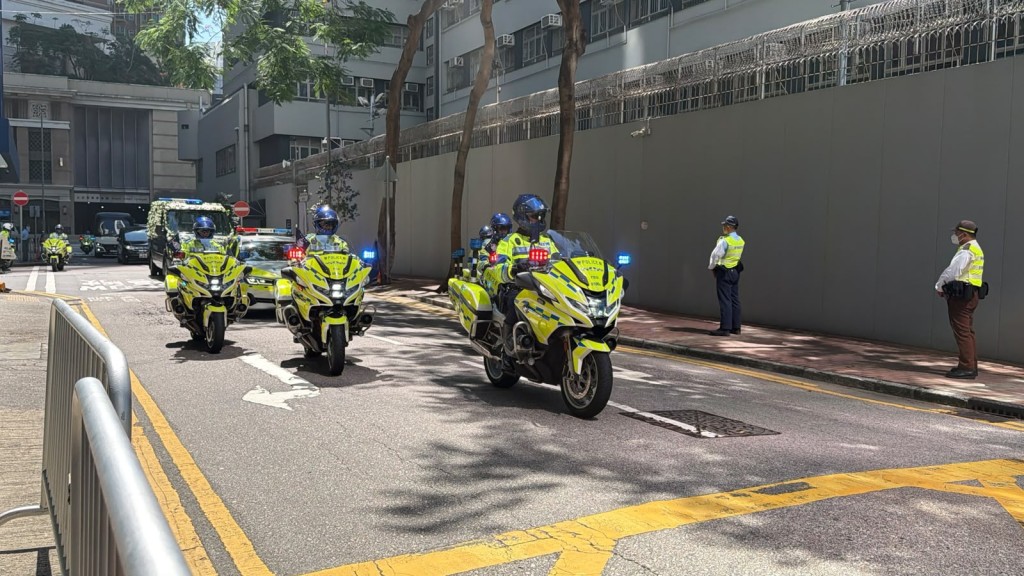 警察護送組警員開路。 警察護送組警員開路。