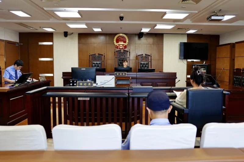 法院對本案作出一審判決,以高空擲物罪判處被告人小琴拘役4個月,緩刑8個月,並處罰金人民幣4000元。 法院對本案作出一審判決,以高空擲物罪判處被告人小琴拘役4個月,緩刑8個月,並處罰金人民幣4000元。