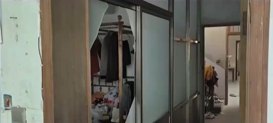 远处建筑物的玻璃亦被震碎。央视截图