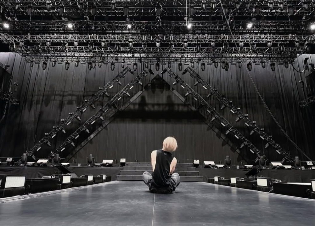 他貼上一張坐在舞台上的背影照,望以音樂為大家帶來強大力量。 他貼上一張坐在舞台上的背影照,望以音樂為大家帶來強大力量。