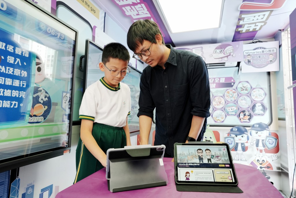 學生在導師指引下接觸「NSmarties童心護港AI互動平台」。汪旭峰攝 學生在導師指引下接觸「NSmarties童心護港AI互動平台」。汪旭峰攝