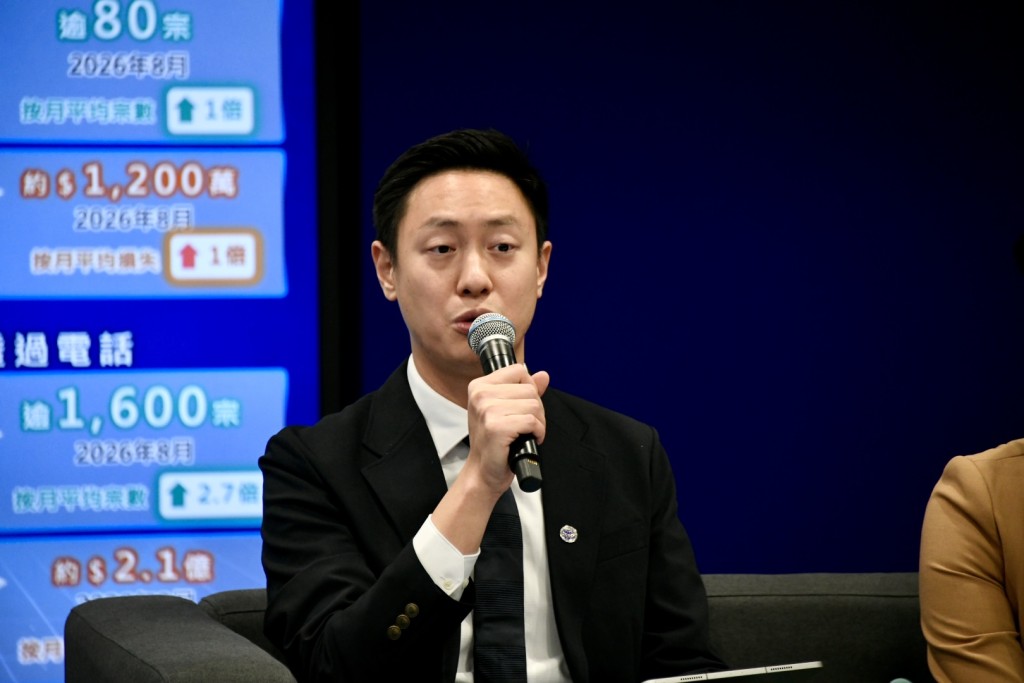 網罪科總督察黃長興剖釋假冒客服騙案的變種手法,提醒市民慎防騙案陷阱。楊偉亨攝 網罪科總督察黃長興剖釋假冒客服騙案的變種手法,提醒市民慎防騙案陷阱。楊偉亨攝