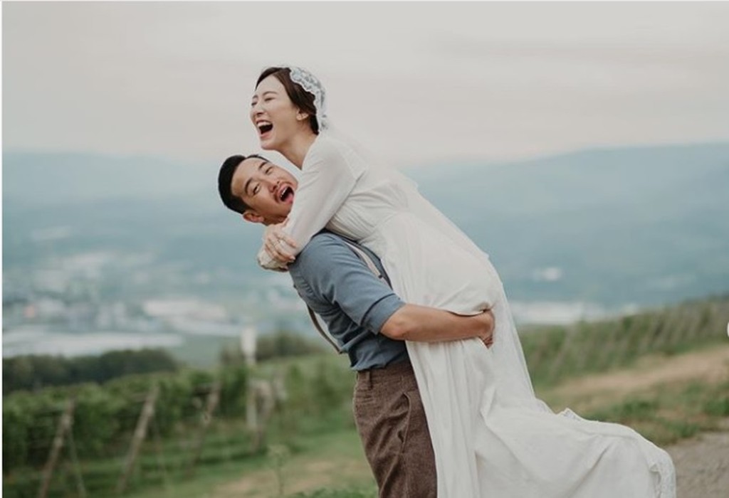 19年,敏奕跟曾國祥在日本結婚,正式成為曾志偉新抱。
