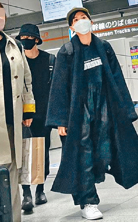 ■綾瀨遙與佐藤健被拍到結伴坐新幹線返回東京。 ■綾瀨遙與佐藤健被拍到結伴坐新幹線返回東京。