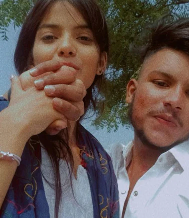 死者薩泰特與女友馬米德瓦生前合照。NDTV截圖