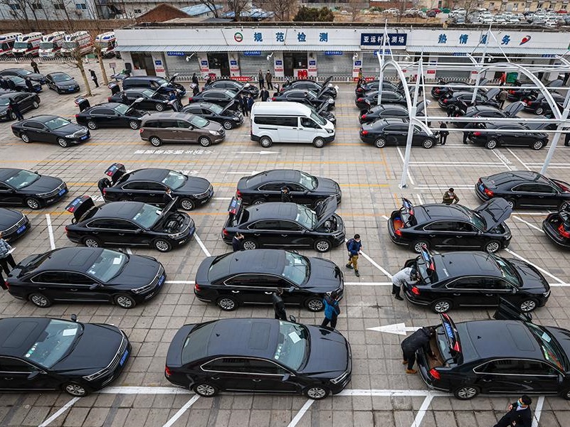 數十輛黑色的出租車已經整齊停放在亞運村機動車檢測場。網圖