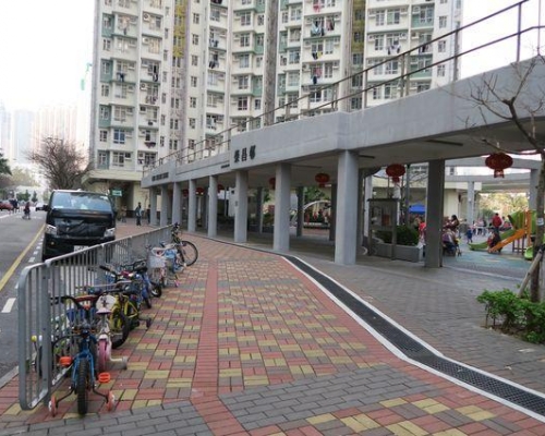 深水埗榮昌邨榮俊樓有女子企圖跳樓被救回。 資料圖片
