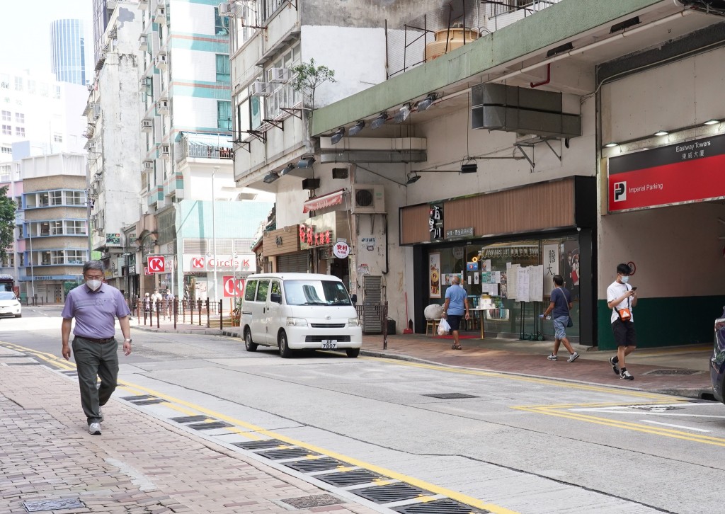 由筲箕灣起步，一路行到西環尾，視察港島街道的清潔情況。卓永興FB圖片