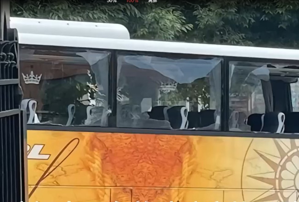 從網民的影片見旅遊巴的車窗全部被毀。網圖
