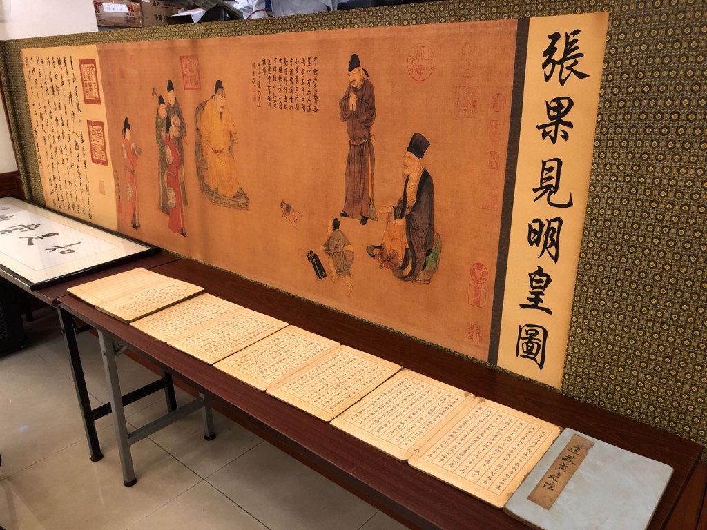 彩繪《張果見明皇圖》托本,講述八仙之一張果見唐朝皇帝,用仙法變出迷你驢仔