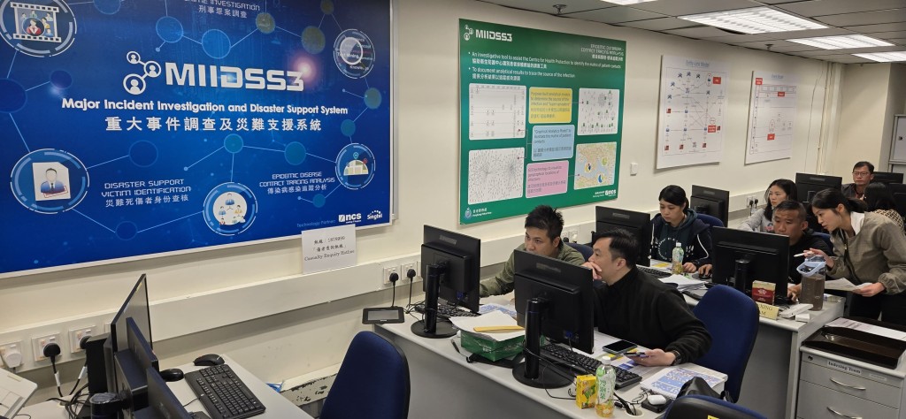 24小時全天候運作的傷亡查詢中心負責接聽來電、核對資料、整理傷亡名單，並透過「重大事件調查及災難支援系統」超級電腦，與不同部門資料庫對接，協助識別死傷者身份。