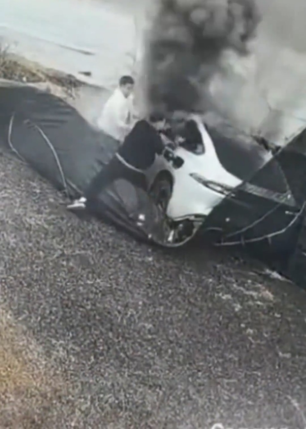 闭路电视拍下私家车出事及起火经过。