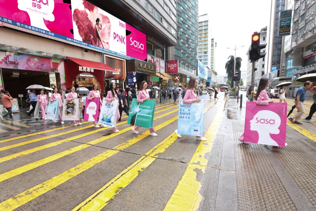 今年暑假，莎莎請來8位粉紅女模攜帶「巨型面膜手袋」在鬧市現身，免費派發近10,000片人氣面膜。宣傳貼文在Threads上獲得30萬次閱讀、1,800次轉發、5,700個讚好，大受好評。