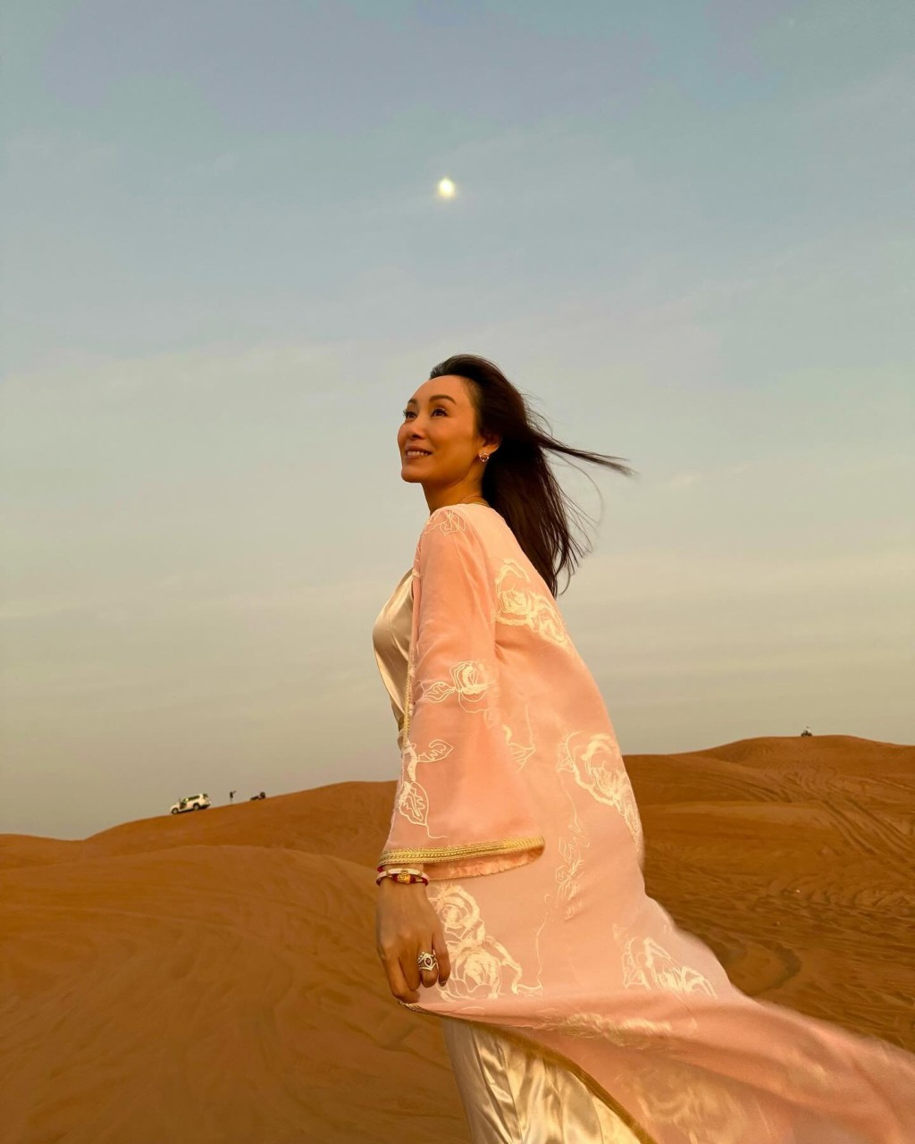 郭可盈在沙漠拍攝單人照。