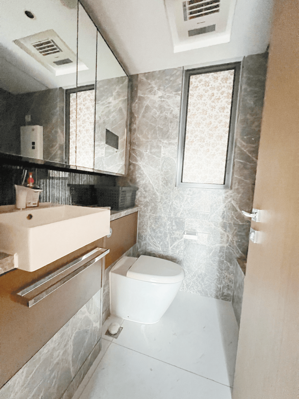 浴室设有镜柜供摆放卫浴用品，一室更显整洁。
