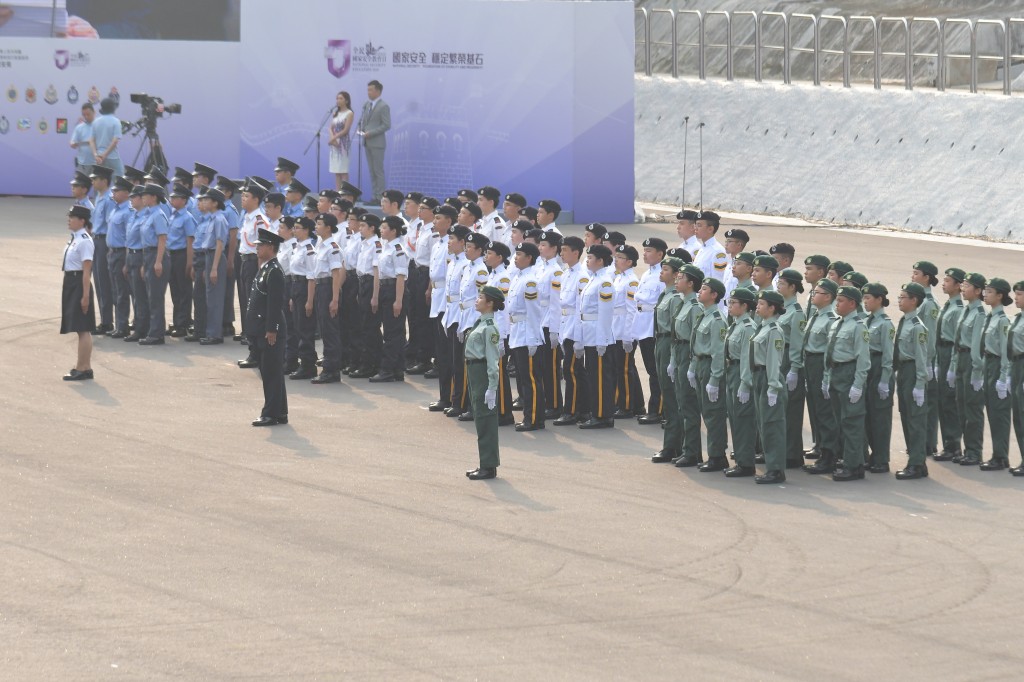 各纪律部队在警察学院联合举行升旗仪式。梁誉东摄