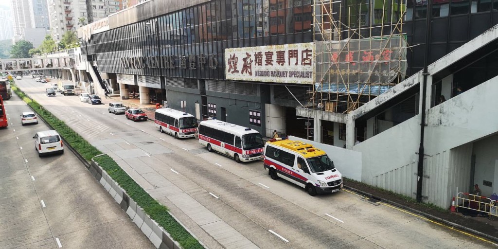 荃灣港鐵站一帶有大批警車及警員戒備。網上圖片