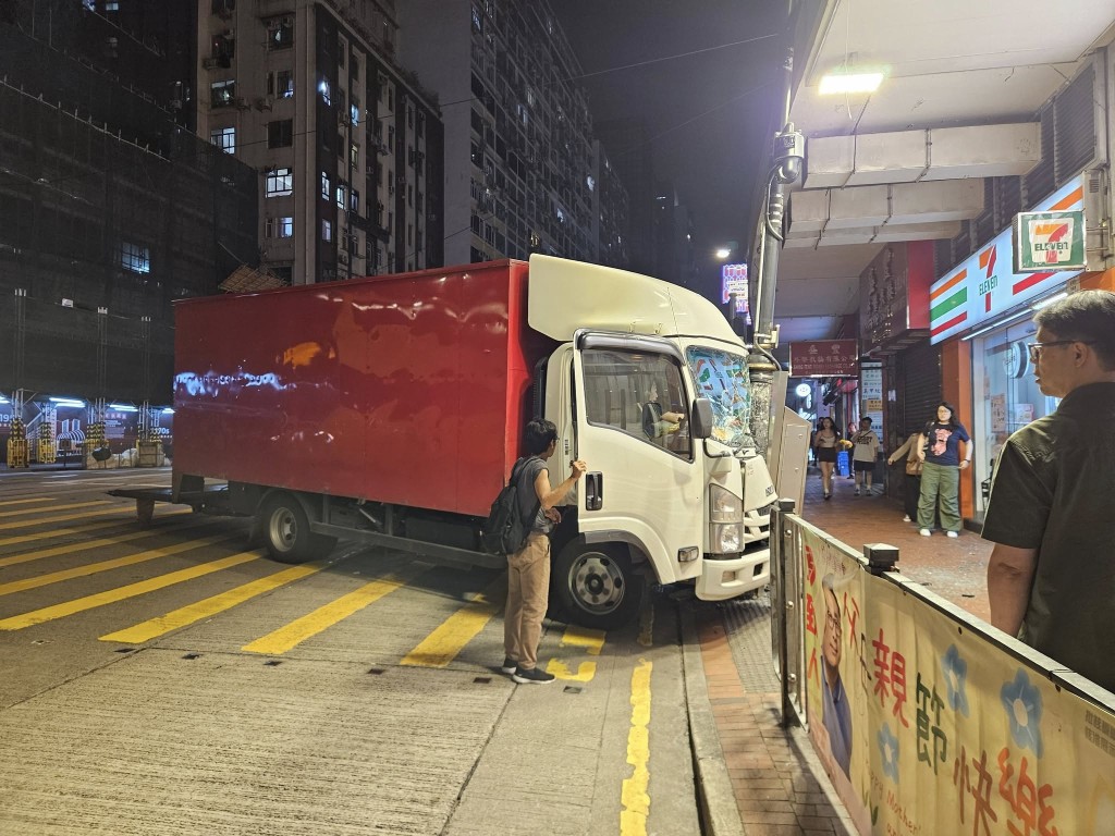 貨車直撞燈柱,險剷上行人路。 貨車直撞燈柱,險剷上行人路。