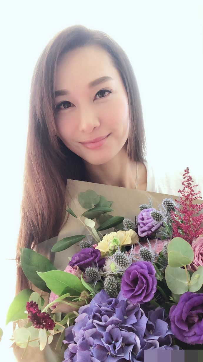 徐子珊開學日收花。