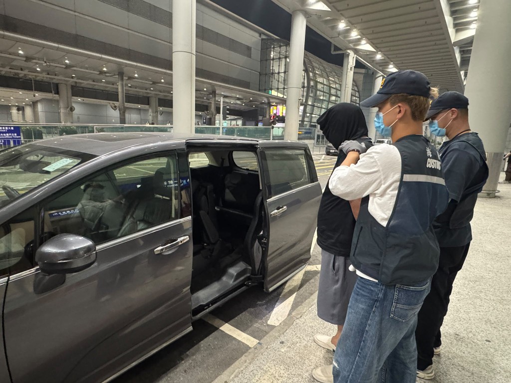第二名被捕男子。 第二名被捕男子。