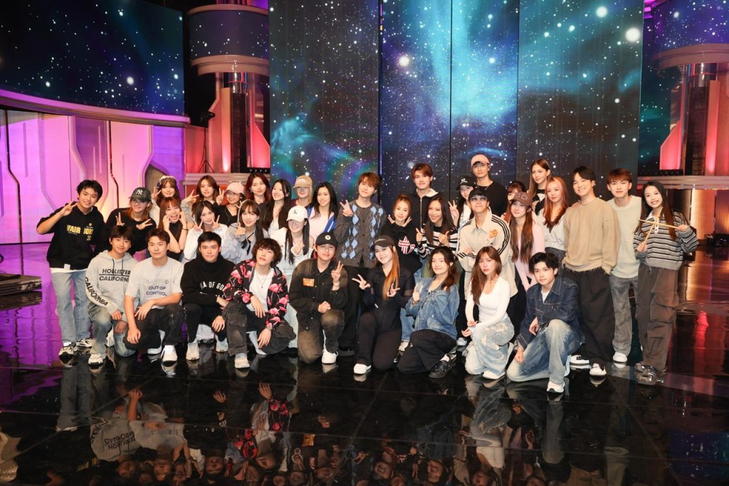 鍾柔美(Yumi)、張馳豪(Aska)、吳業坤、胡鴻鈞等在將軍澳電視城為台慶表演綵排。 鍾柔美(Yumi)、張馳豪(Aska)、吳業坤、胡鴻鈞等在將軍澳電視城為台慶表演綵排。