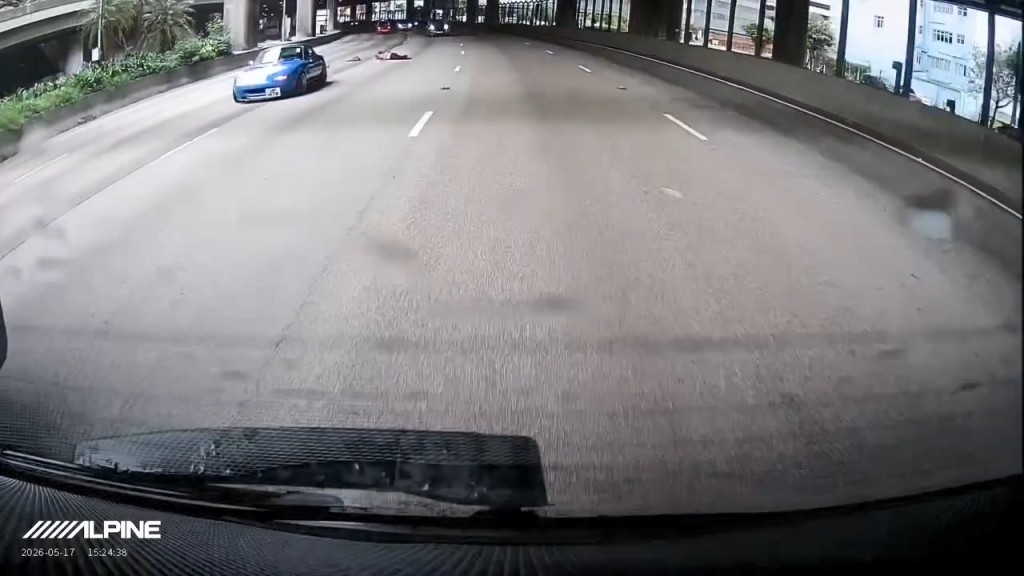 一輛藍色私家車疑收制不及將老婦撞倒。fb「 車cam L(香港群組)」廿年駕駛經驗片段截圖 一輛藍色私家車疑收制不及將老婦撞倒。fb「 車cam L(香港群組)」廿年駕駛經驗片段截圖