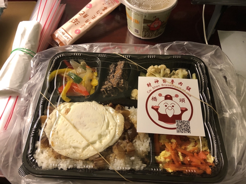 晚餐有滷肉飯、半熟蛋、豬血糕、雜菜和貢丸湯。 網圖