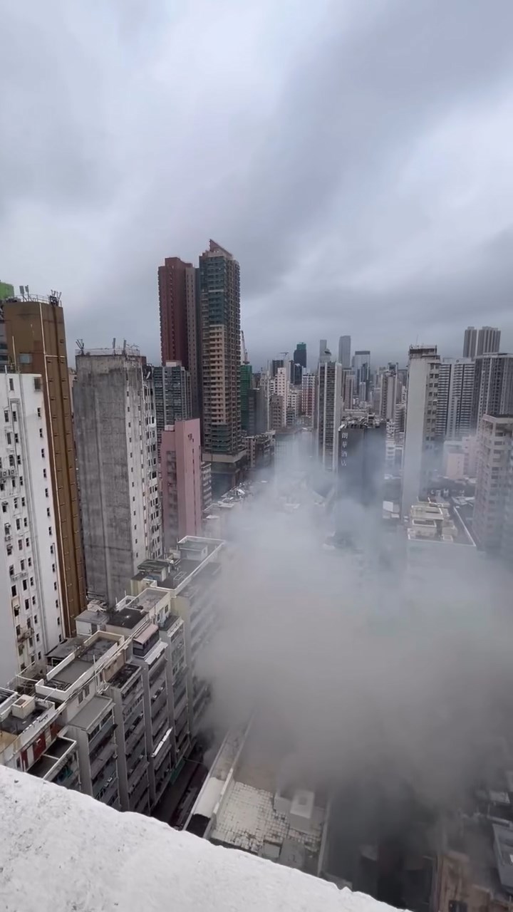 新填地街一個低層單位發生火警，濃煙沖天。網上片段截圖