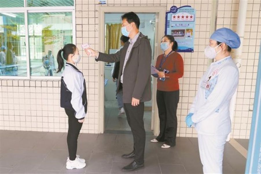 所有人員進校須檢測體溫。 網圖