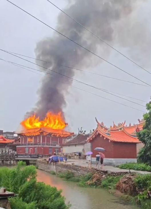 凌雲殿火勢猛烈。影片截圖