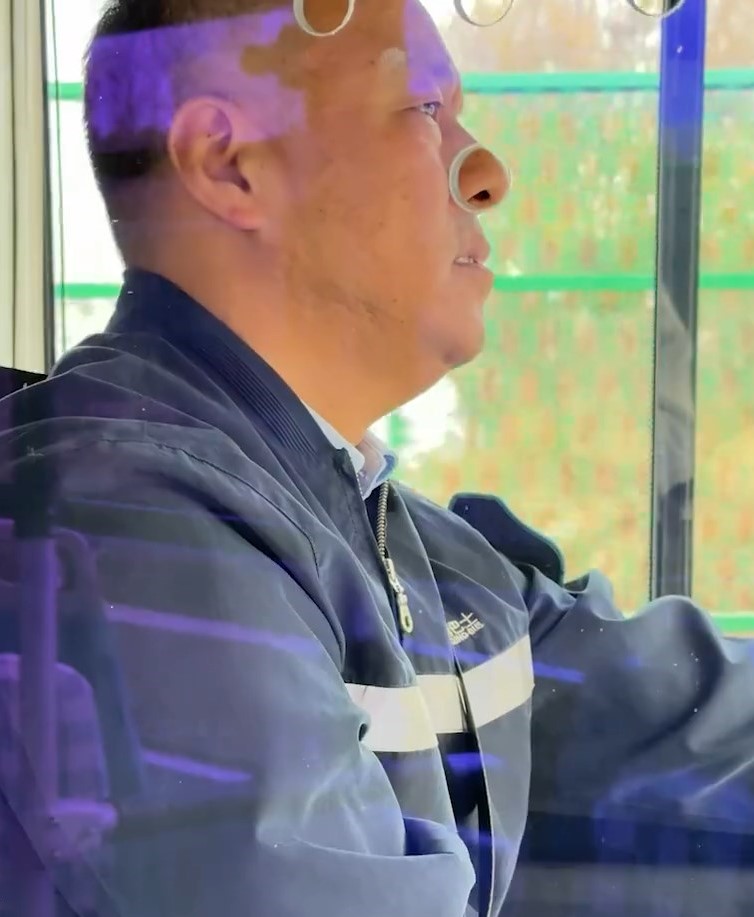 姜瑞壘有時會將交通狀況通知乘客。