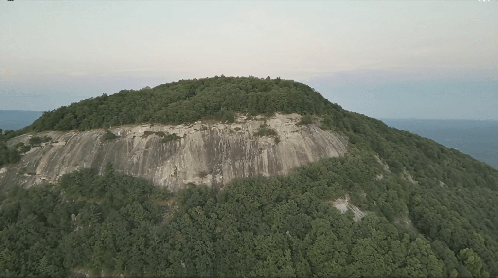 美国一名男子攀登约纳山（Mount Yonah），但因误判路线，被困于距地面约79米的花岗岩壁上。FB@White County Public Safety（下同）