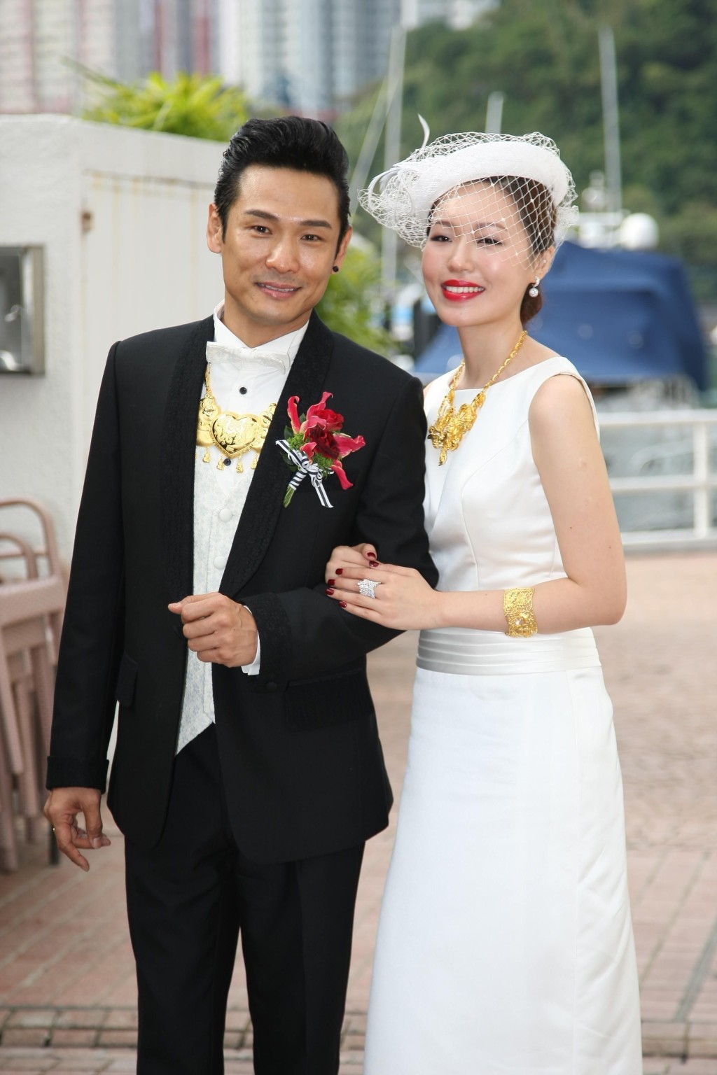 杜德偉2012年與相差24年的攝影師女友李曉冰結婚。