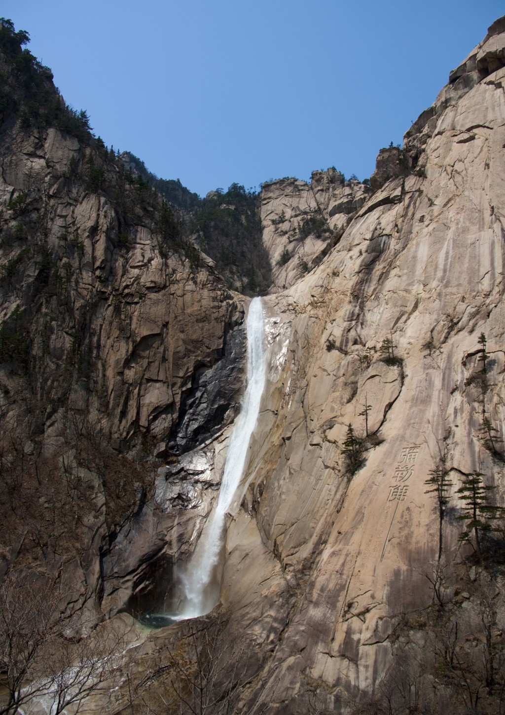 金刚山“九龙瀑布”。 路透社
