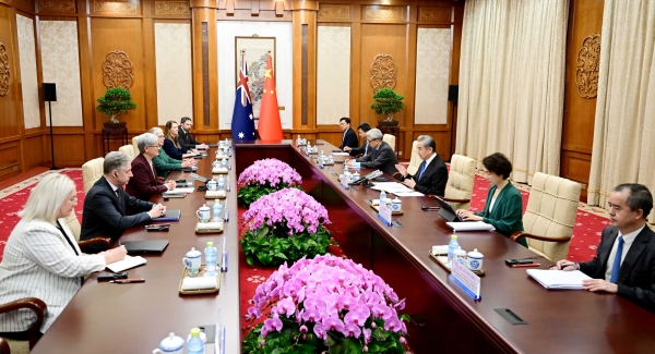 王毅同澳洲外长黄英贤举行战略对话。 中国外交部