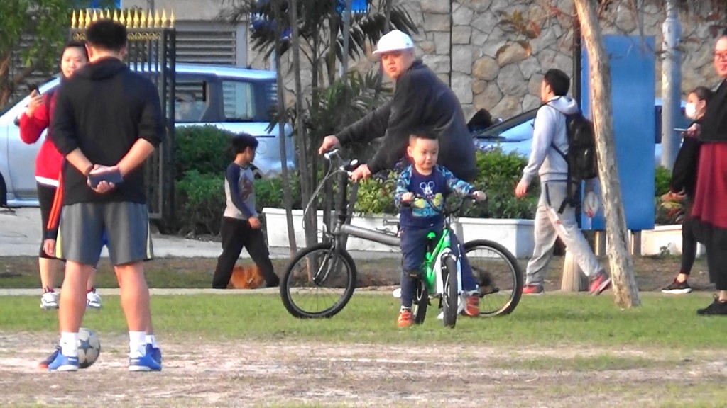 肥仔聰好緊張囝囝，一路踩一路望住囝囝。