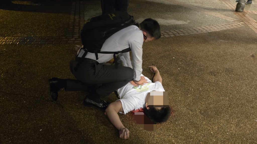 男街坊為墮樓男心外壓施救。讀者許先生提供