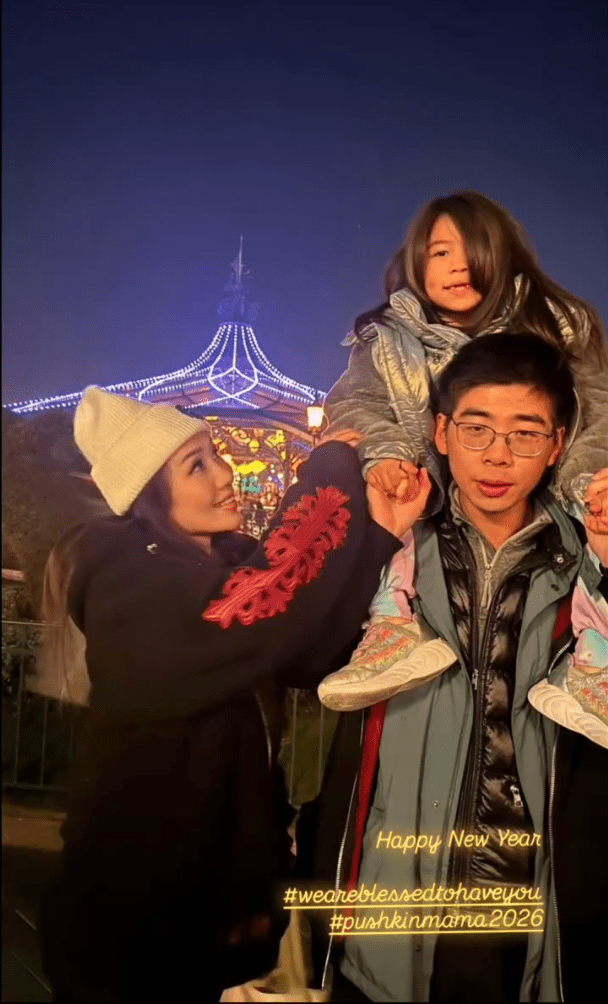 何超盈女兒與爸爸騎膊馬。 何超盈女兒與爸爸騎膊馬。