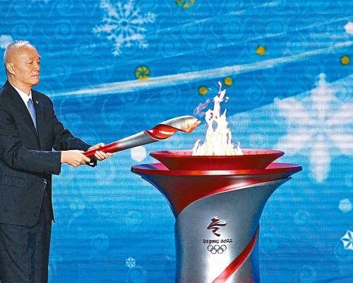 北京冬奧組委主席蔡奇點燃火種台。　