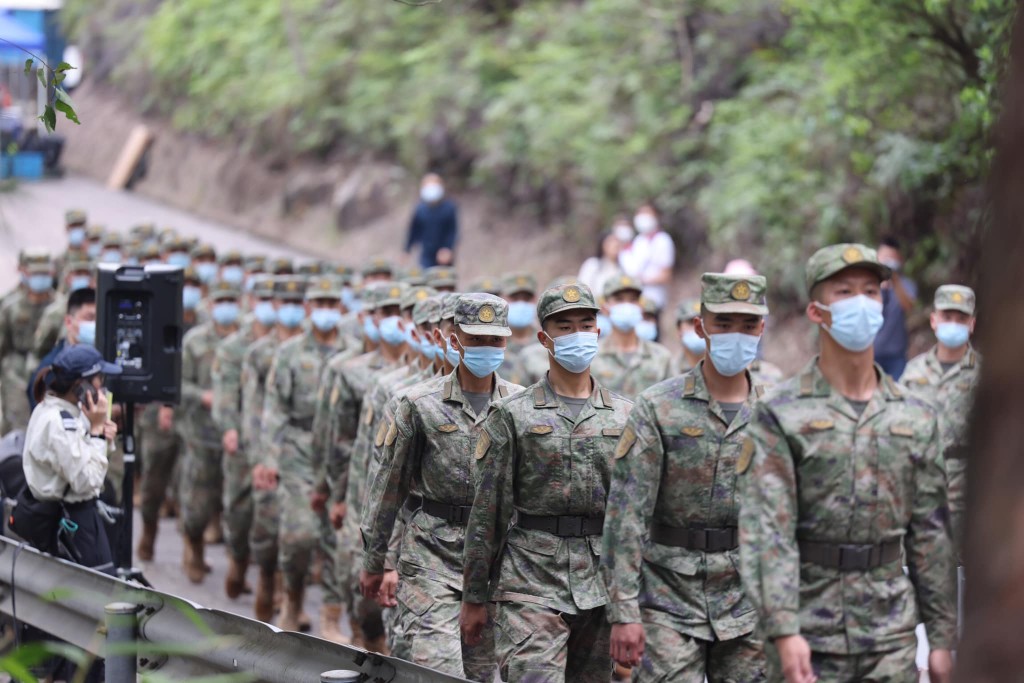 約千名解放軍駐港部隊參與活動。李家超Fb圖片