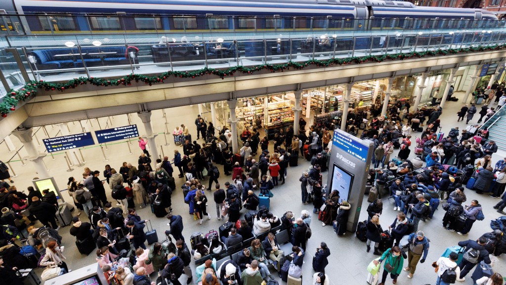 大批旅客在伦敦圣潘克拉斯车站欧洲之星闸外等待。 路透社