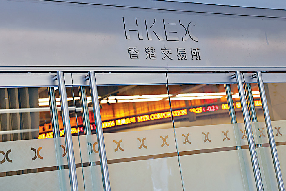 ■專家指，相比券商股，港交所更值博。