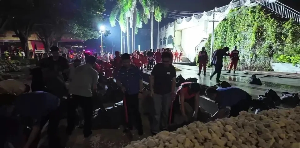 廣西南寧北大橋出現地陷及塌陷,1300多人連夜搶修。 廣西南寧北大橋出現地陷及塌陷,1300多人連夜搶修。