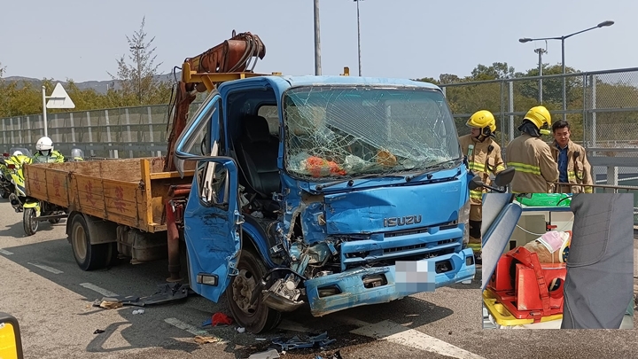 吊臂車與油車相撞,司機受傷獲送院治理。
