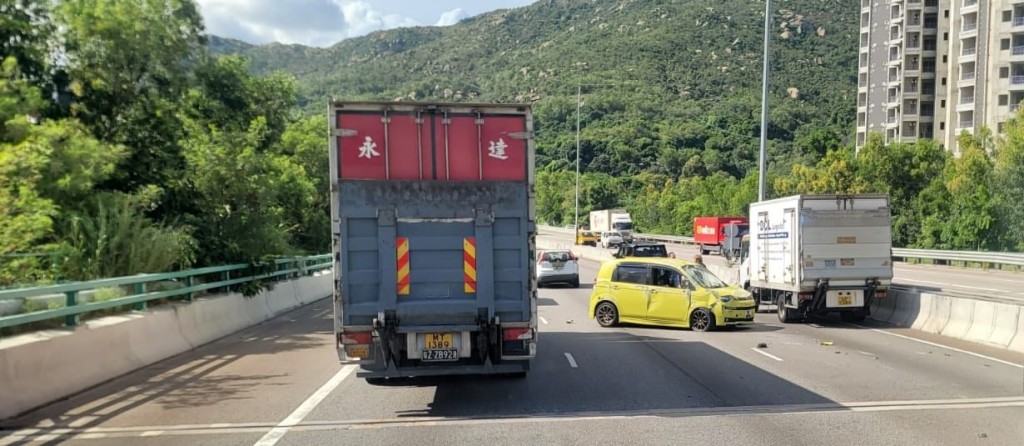 黃色私家車車身及車頭損毀。網上圖片