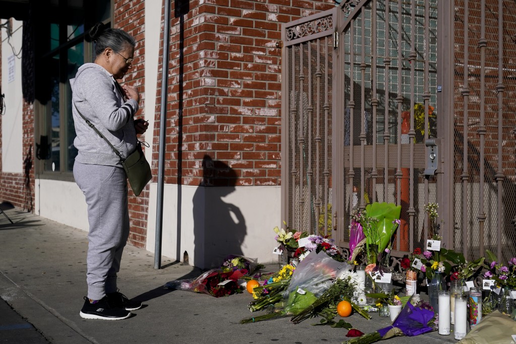 市民帶同鮮花等來哀悼遇害的死者。美聯社