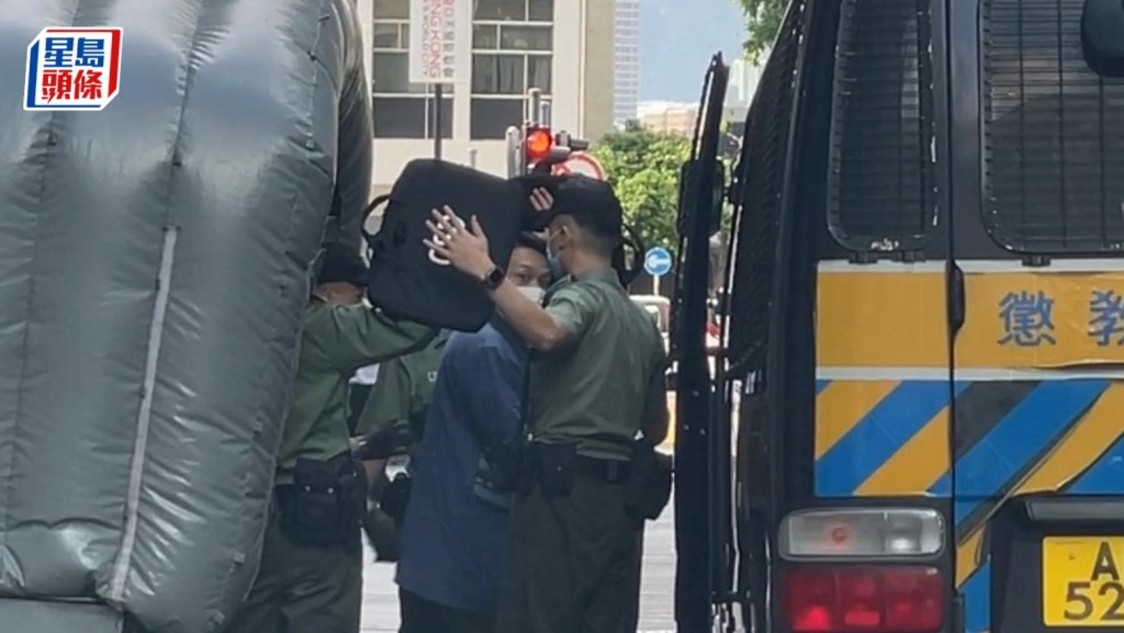 上訴人岑子杰完庭後被懲教人員押送上囚車。