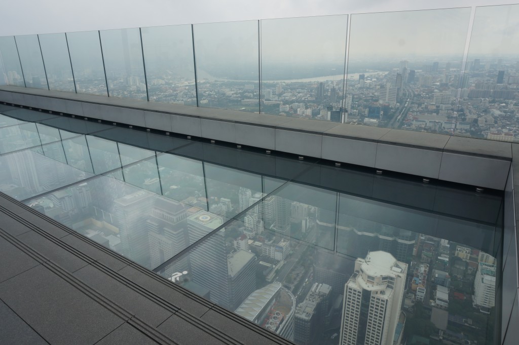 由314米高的天台玻璃步道往下望會唔會腳軟？