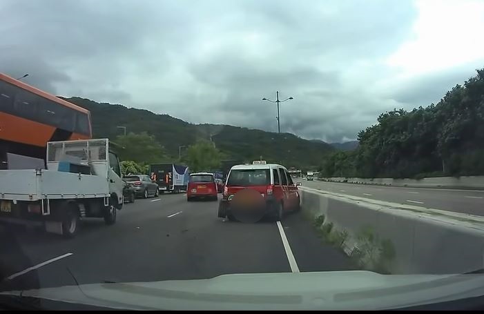 載客的士繼續衝前兩車位始停。fb車cam L（香港群組）Raymond Kwong影片截圖